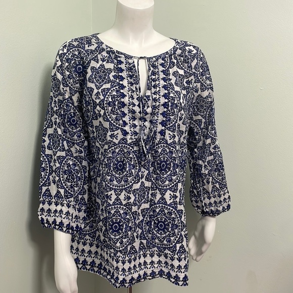 Tyler Boe Dresses & Skirts - Tyler Boe Blue & White Medallion Print V-Neck Tunic Blouse